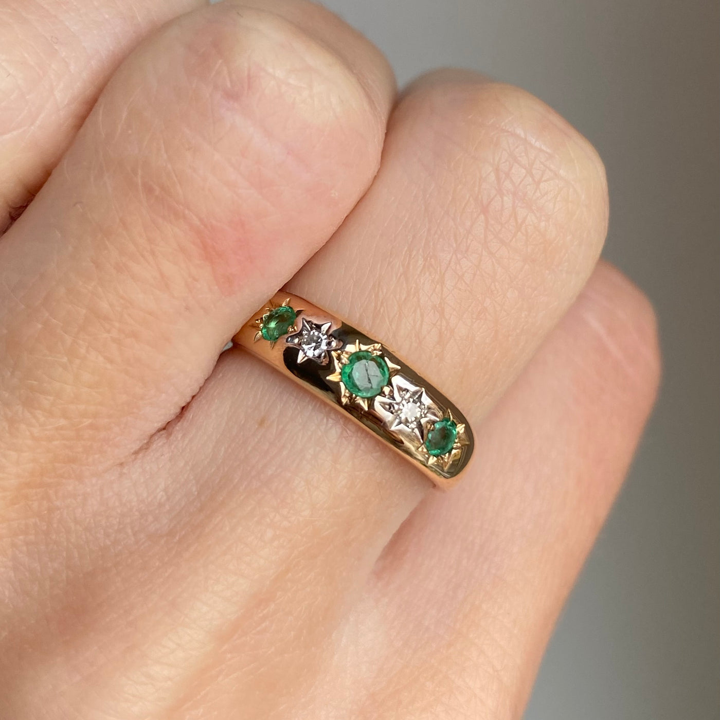 9ct Gold Diamond & Emerald Starburst Ring