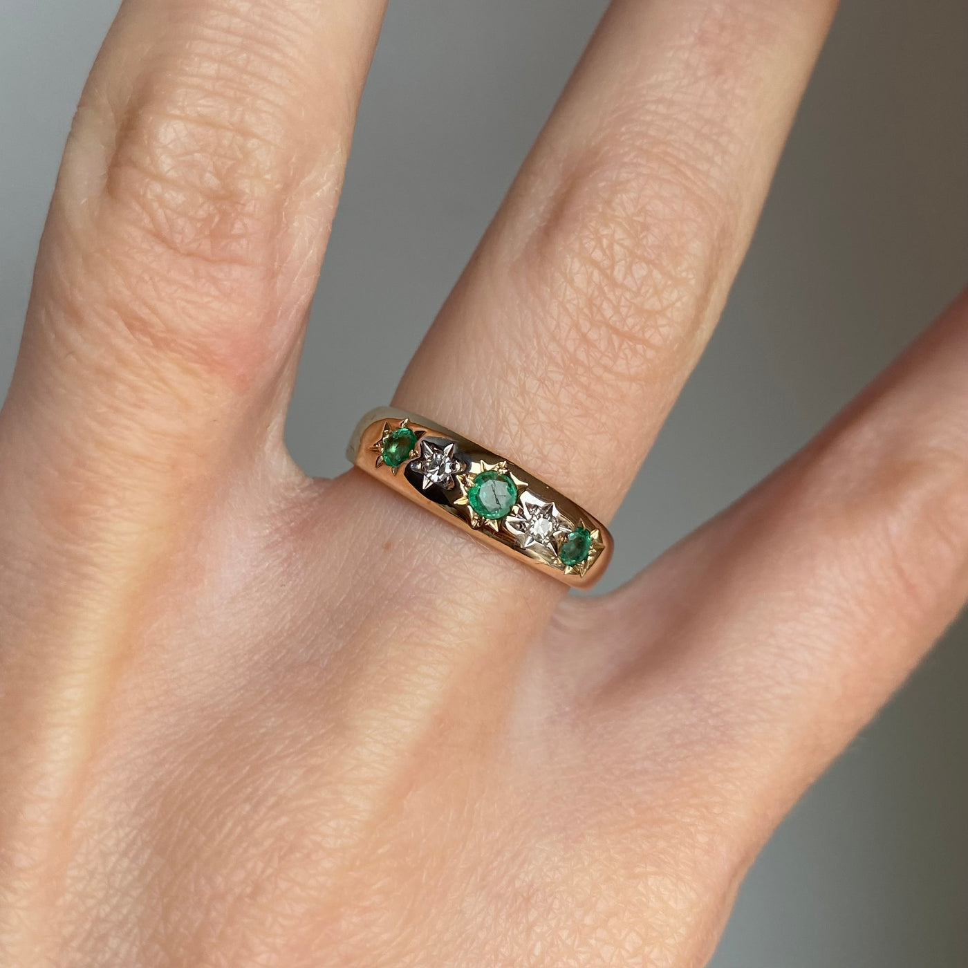 9ct Gold Diamond & Emerald Starburst Ring