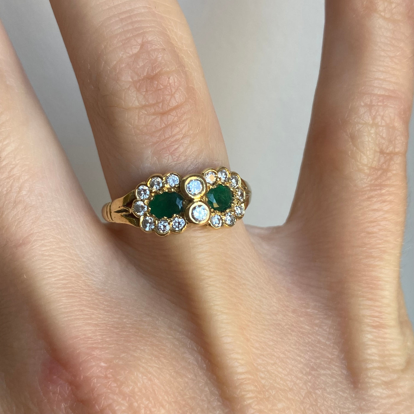 18ct Gold Diamond & Emerald Cluster Link Ring