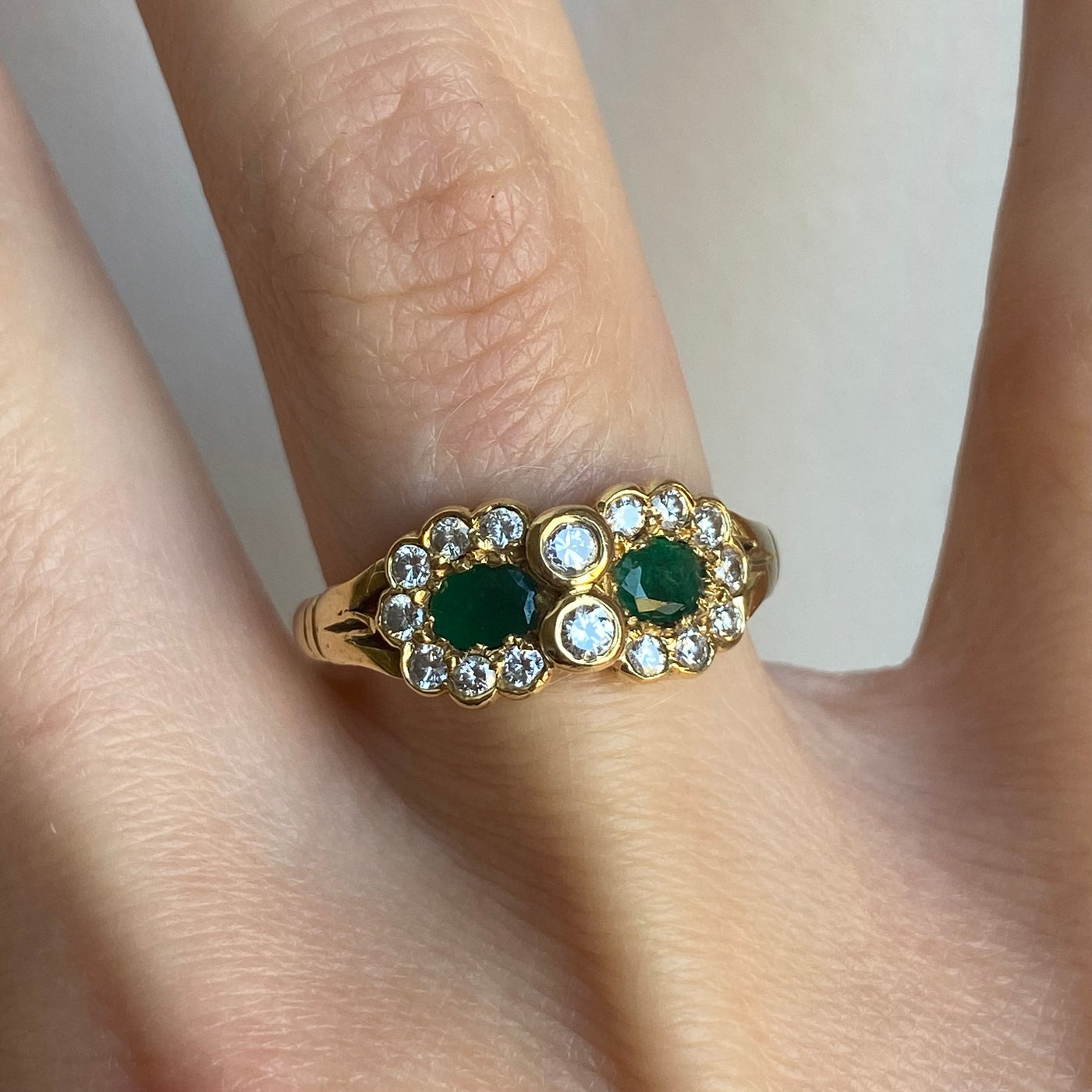 18ct Gold Diamond & Emerald Cluster Link Ring