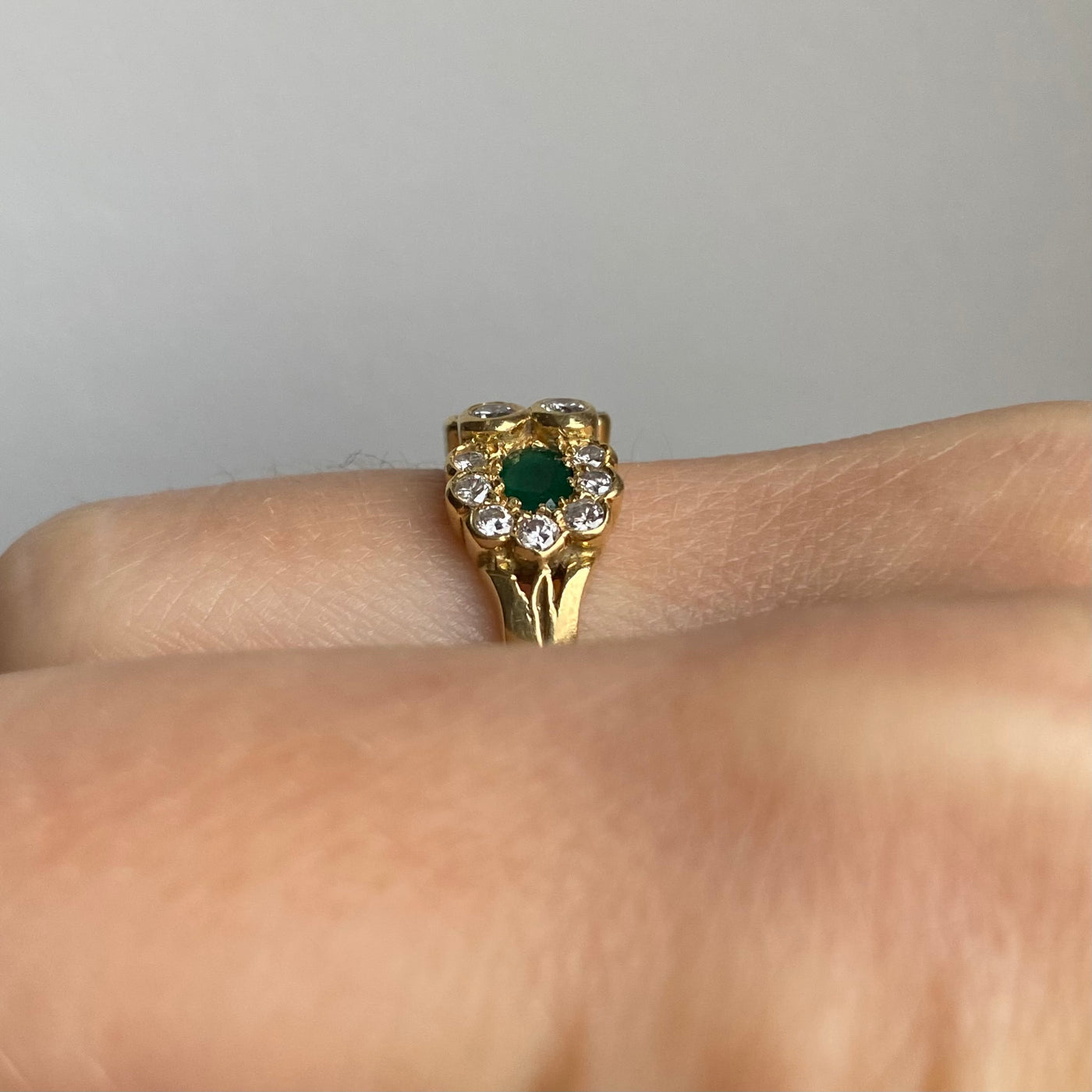 18ct Gold Diamond & Emerald Cluster Link Ring