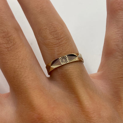 9ct Gold Fan and Starburst Panel Band Ring