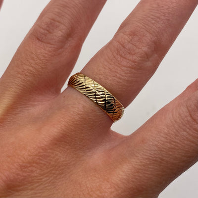 9ct Gold Curved Lines Band Ring