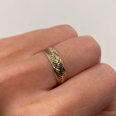 9ct Gold Curved Lines Band Ring